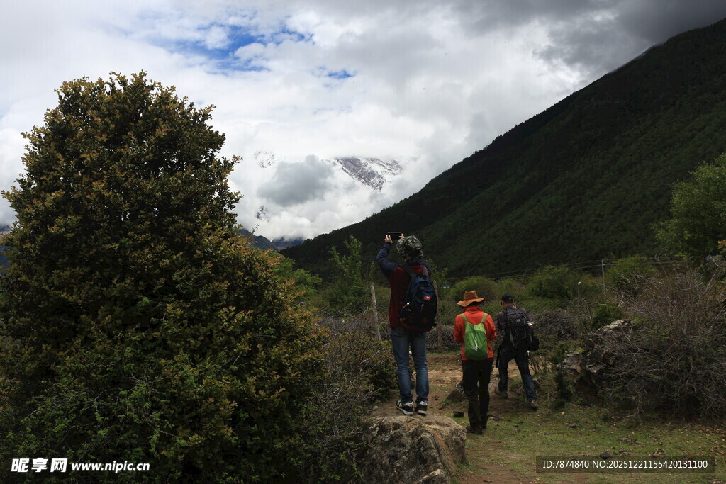 山间徒步者的美好旅程