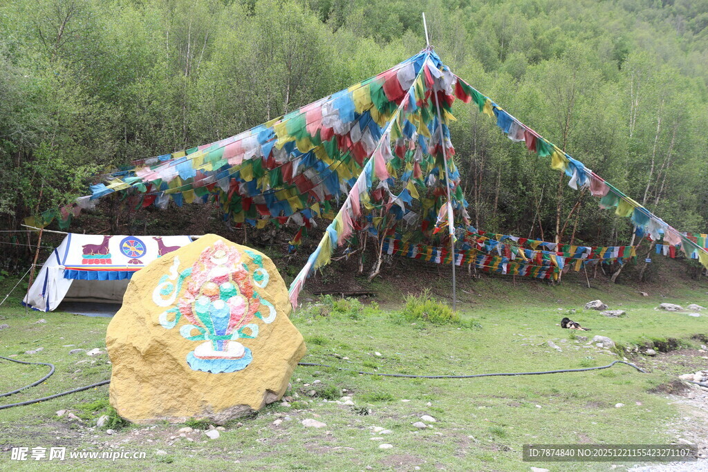 草原上的五彩经幡与石堆