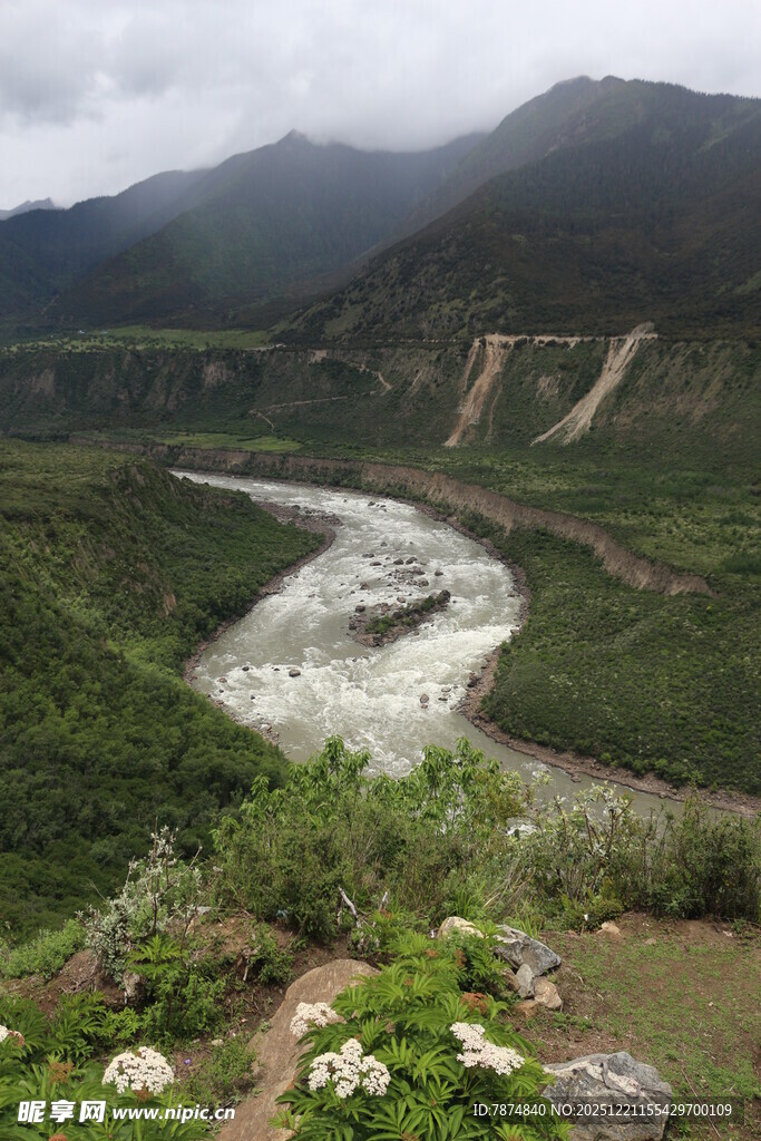 山间蜿蜒河流壮丽景色