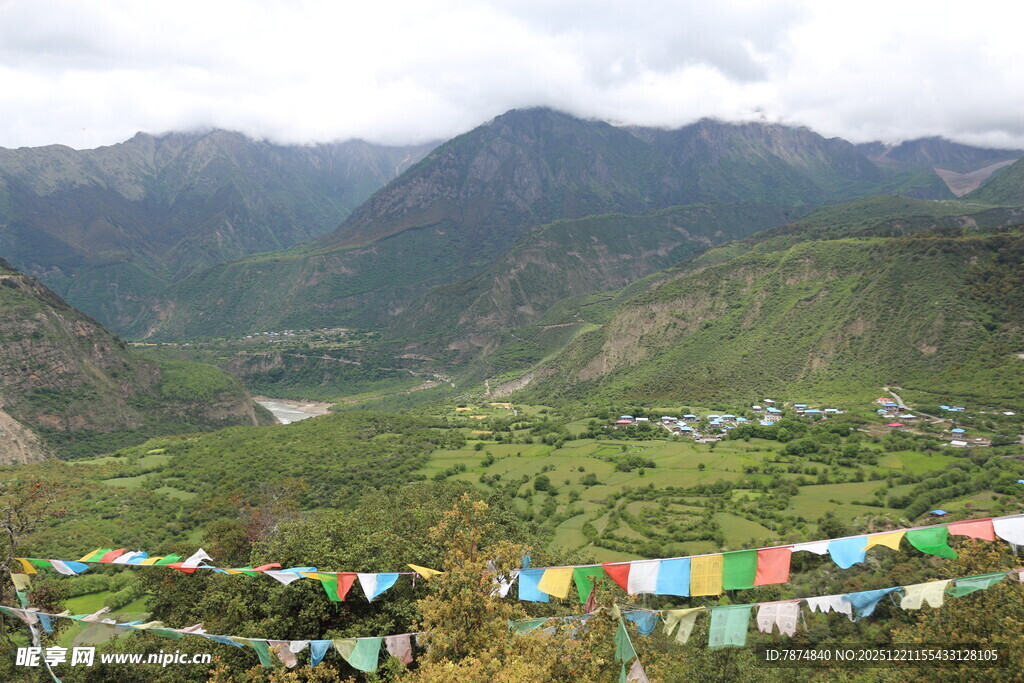 山间经幡装点秀丽风光