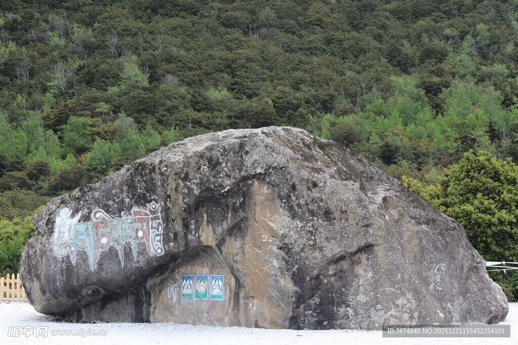 山间彩绘巨石景观