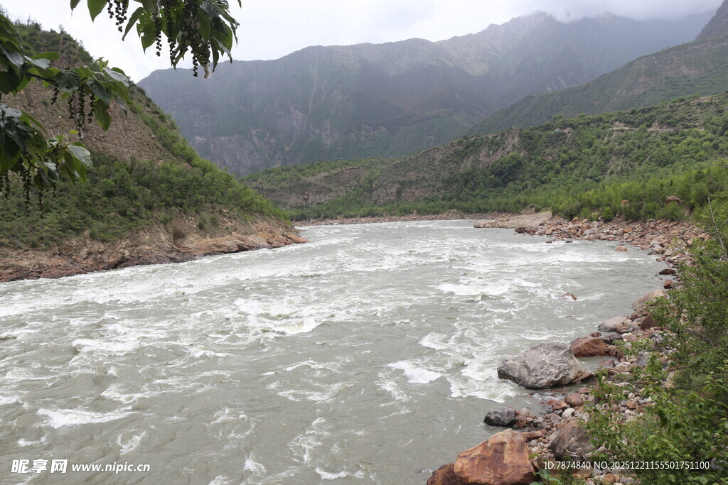湍急河流穿于青山之间