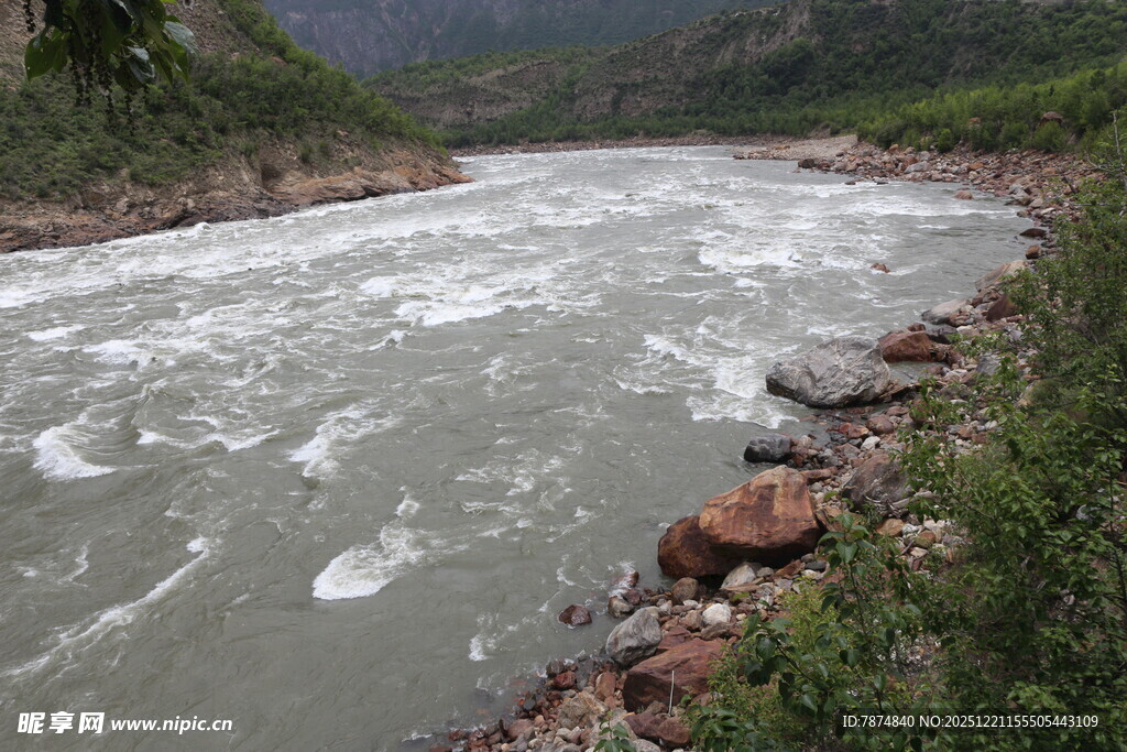 湍急河流与岸边绿植景观