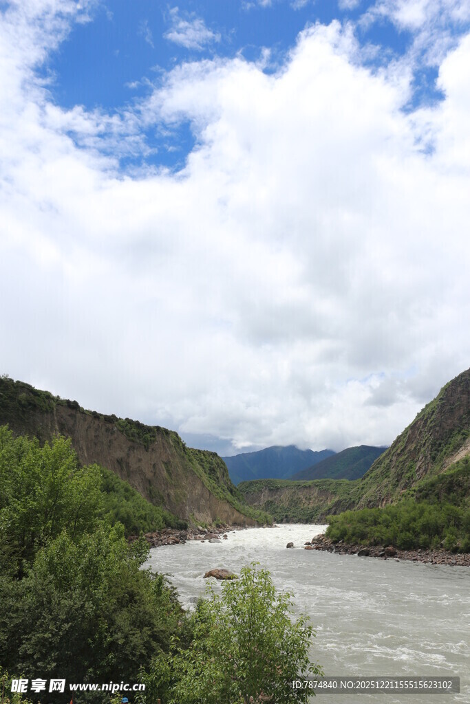 山间河流蓝天白云美景