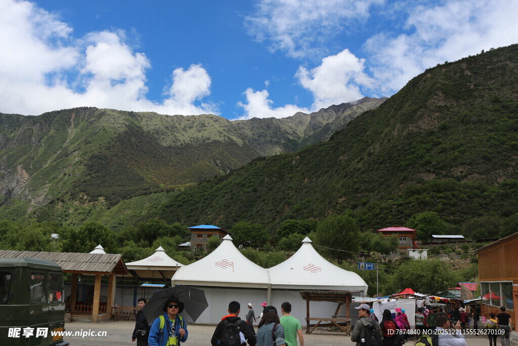 山间景区游客云集的场景