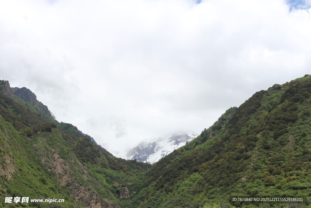 青山云雾环绕的秀丽景致
