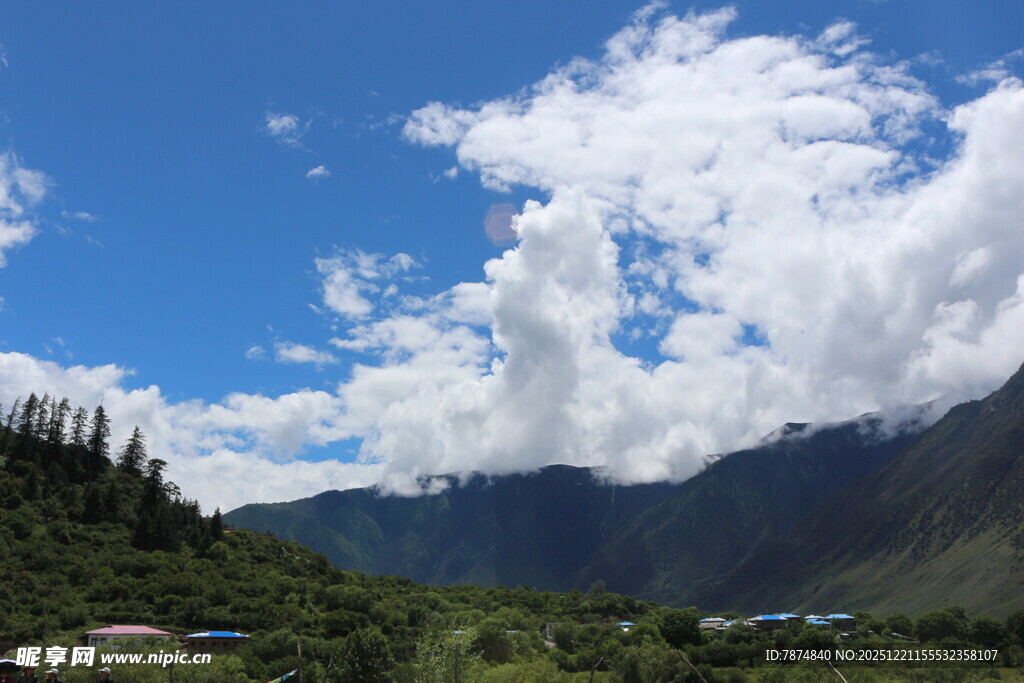 蓝天白云下的山间美景