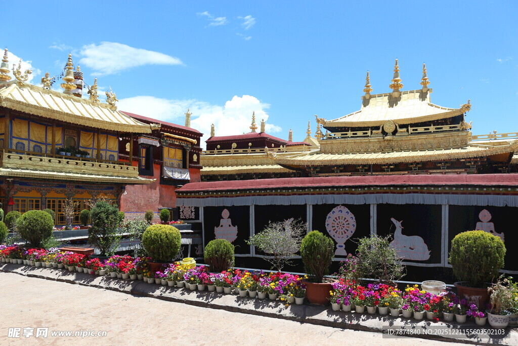 藏式寺庙建筑与绚丽花卉