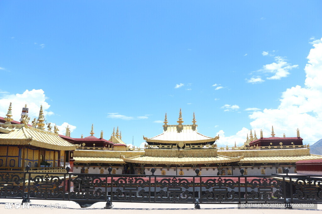 拉萨宏伟藏式建筑大昭寺