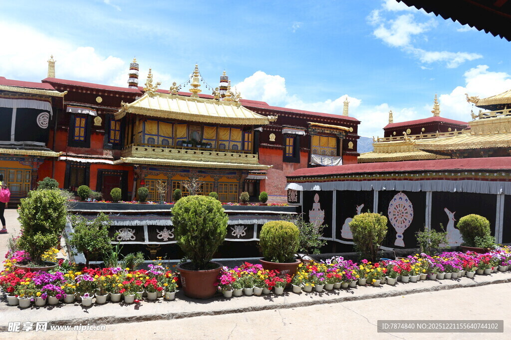 藏式寺庙前的多彩景致