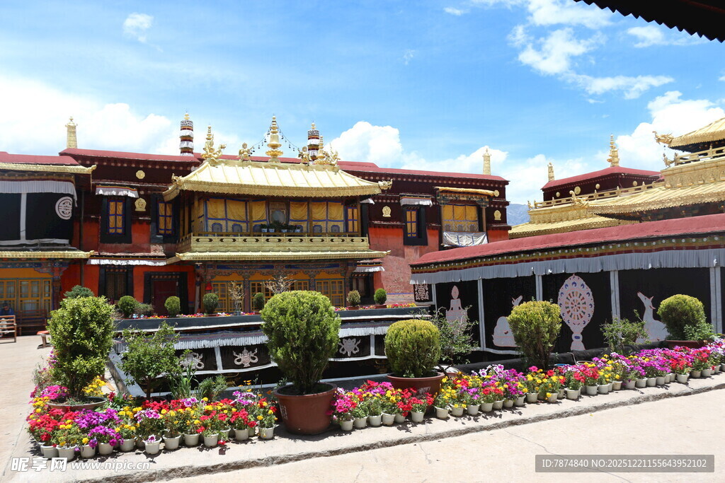 藏式寺庙前的多彩花卉景观