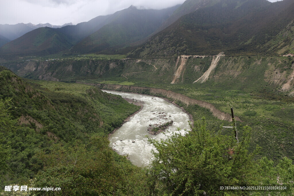 山间蜿蜒河流的秀丽景致