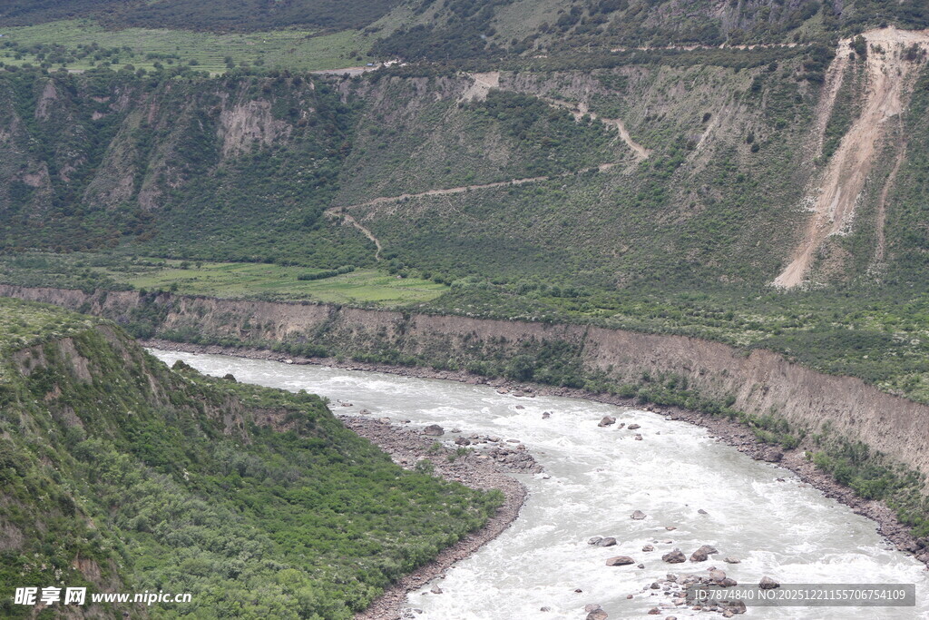 蜿蜒河流穿山谷美景