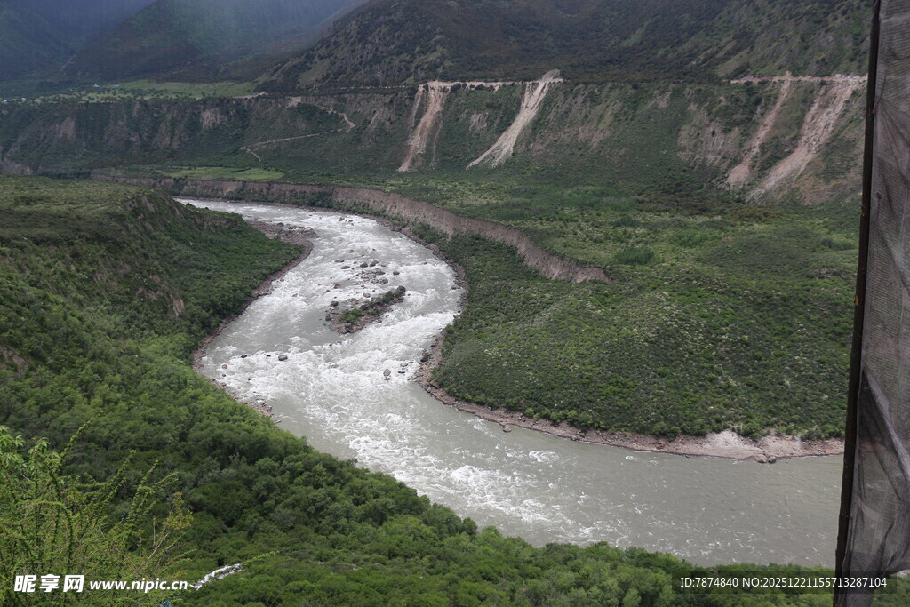 山间蜿蜒河流壮丽景观
