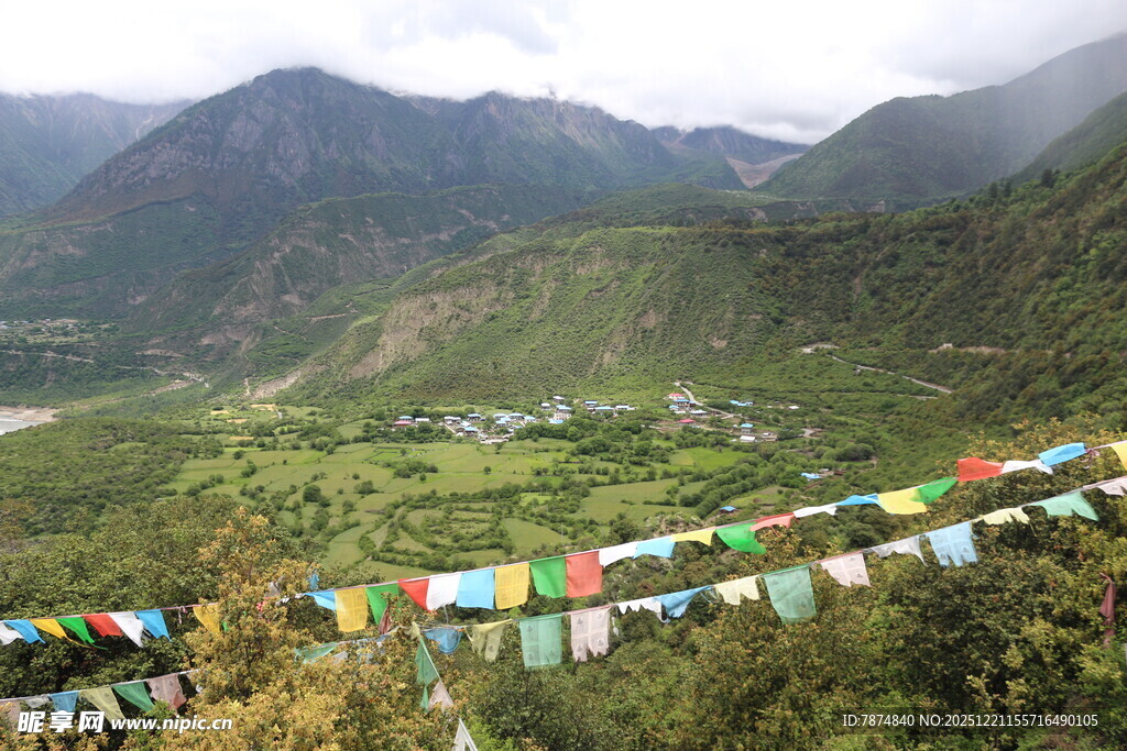 山间飘扬的多彩经幡