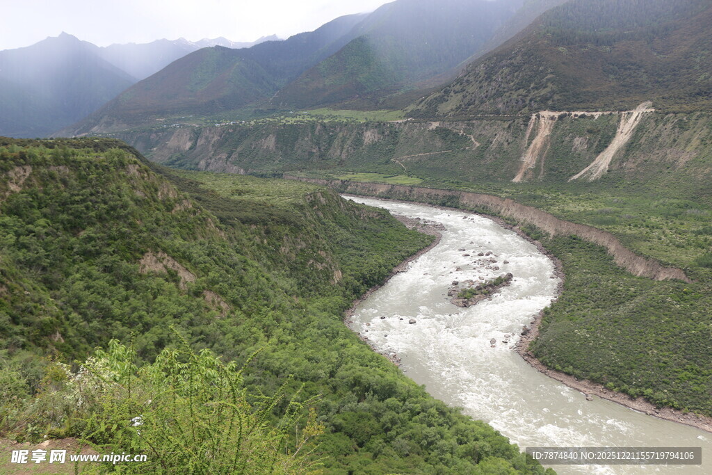 山间蜿蜒河流与葱郁植被