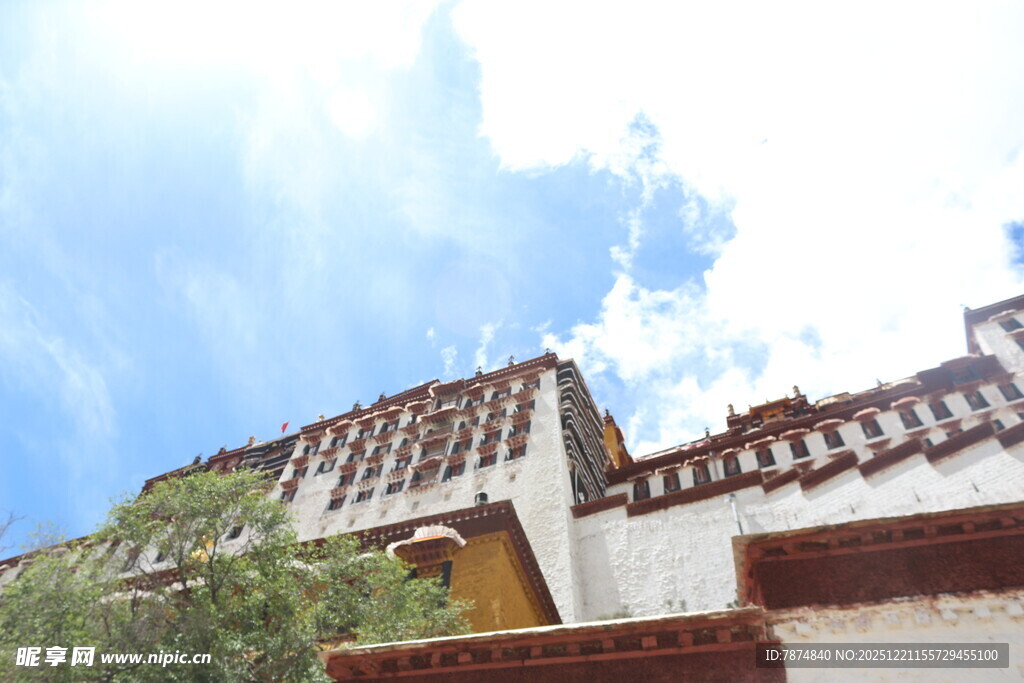 藏式建筑屋顶 蓝天白云相伴
