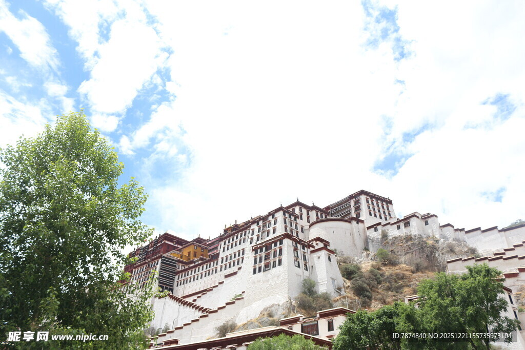 布达拉宫 蓝天白云下的壮丽建筑