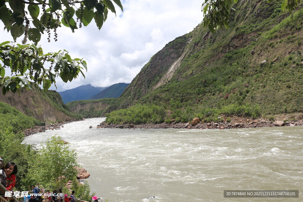 山间湍急河流壮丽风光
