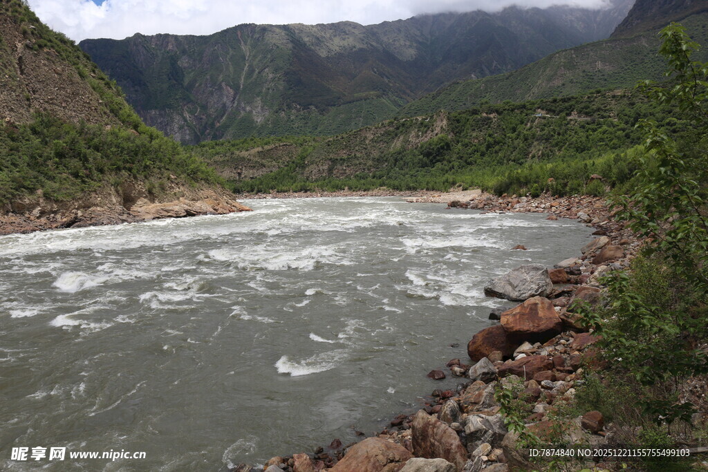 湍急河流旁的壮丽山景