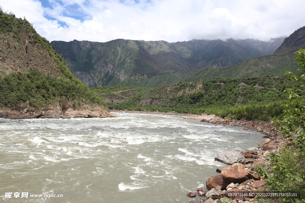 湍急河流旁的壮丽山景