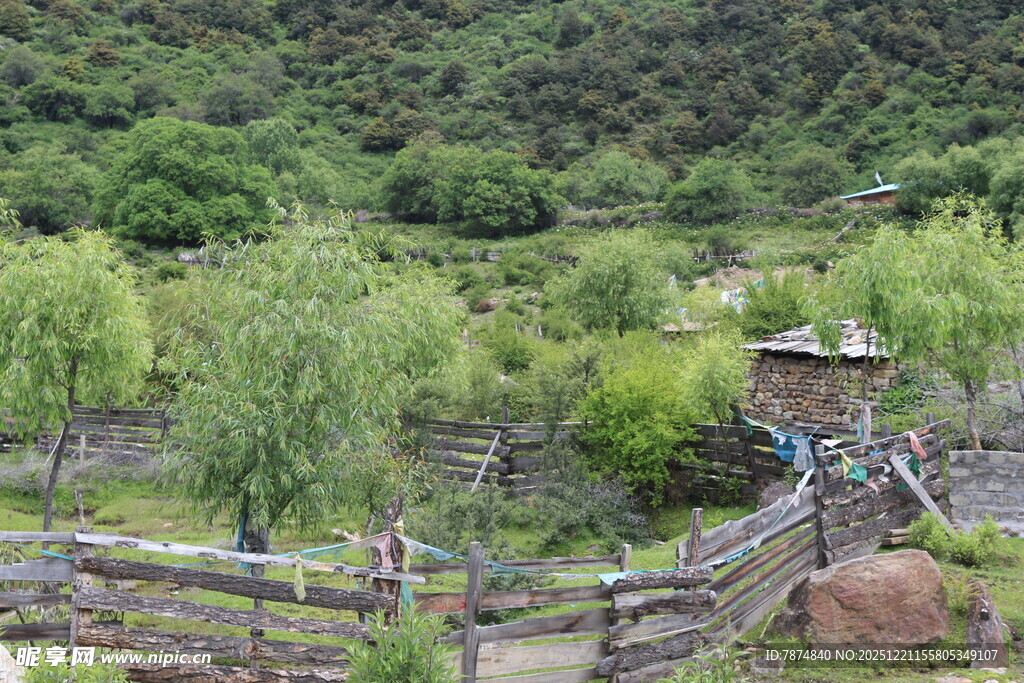 乡村田园风光小屋与围栏
