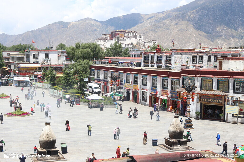 拉萨广场热闹景象