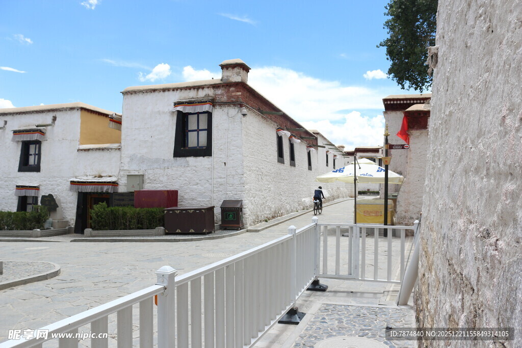 藏式风格民居街道景象