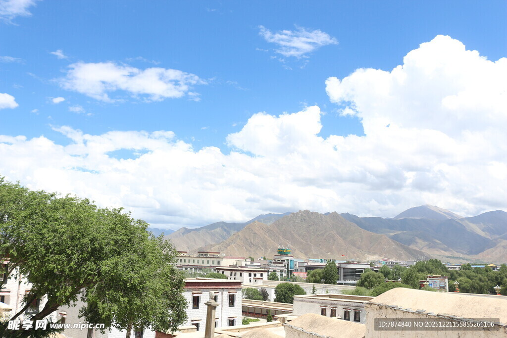 蓝天白云下的城镇与远山