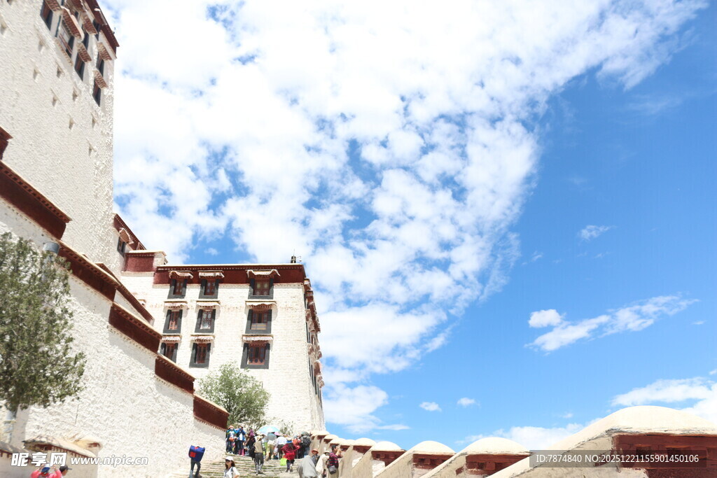 布达拉宫外景蓝天白云