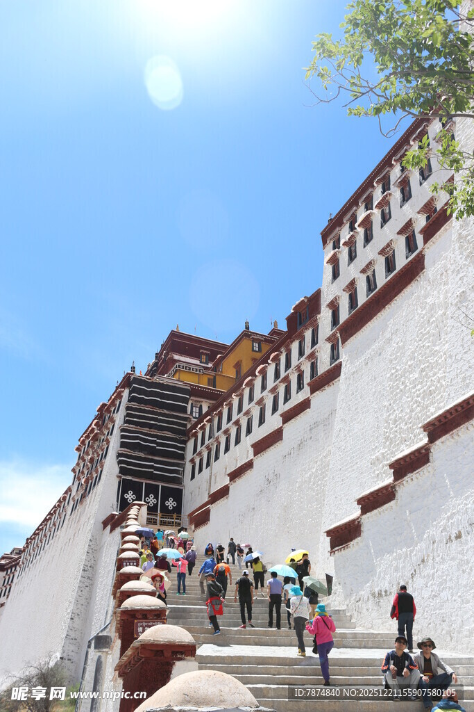 布达拉宫台阶上的游客身影