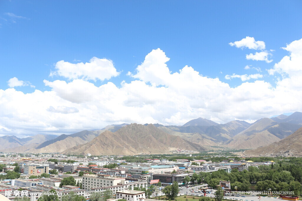 城市与远山的美丽景致