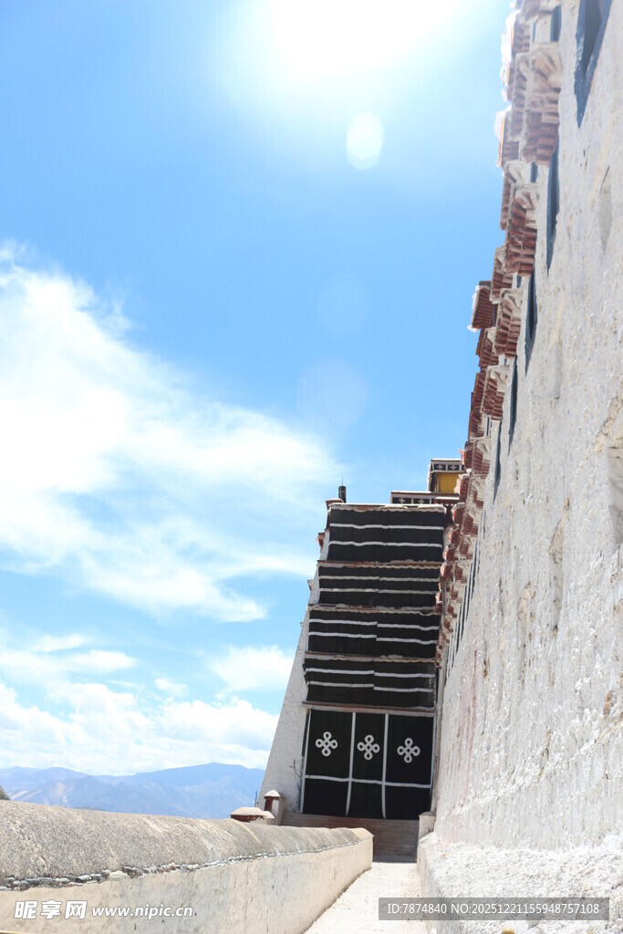 古老城墙与蓝天白云景观