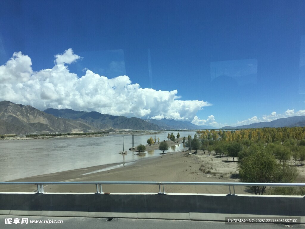 公路边的壮阔山水风景