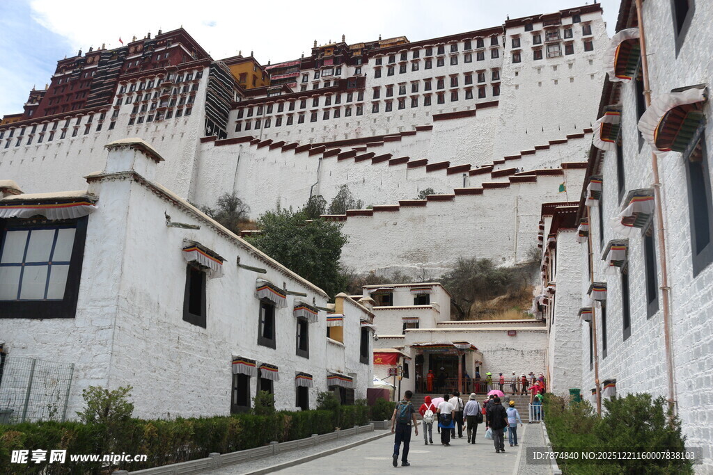 布达拉宫前的游客漫步