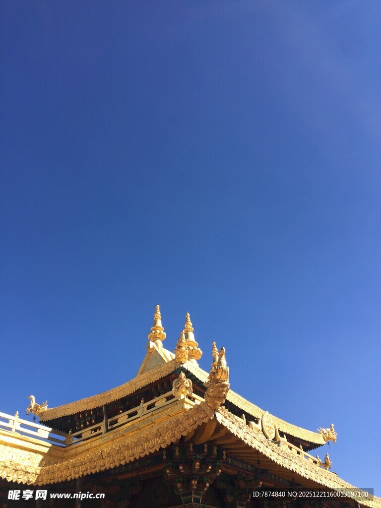 金顶古建筑 蓝天映衬