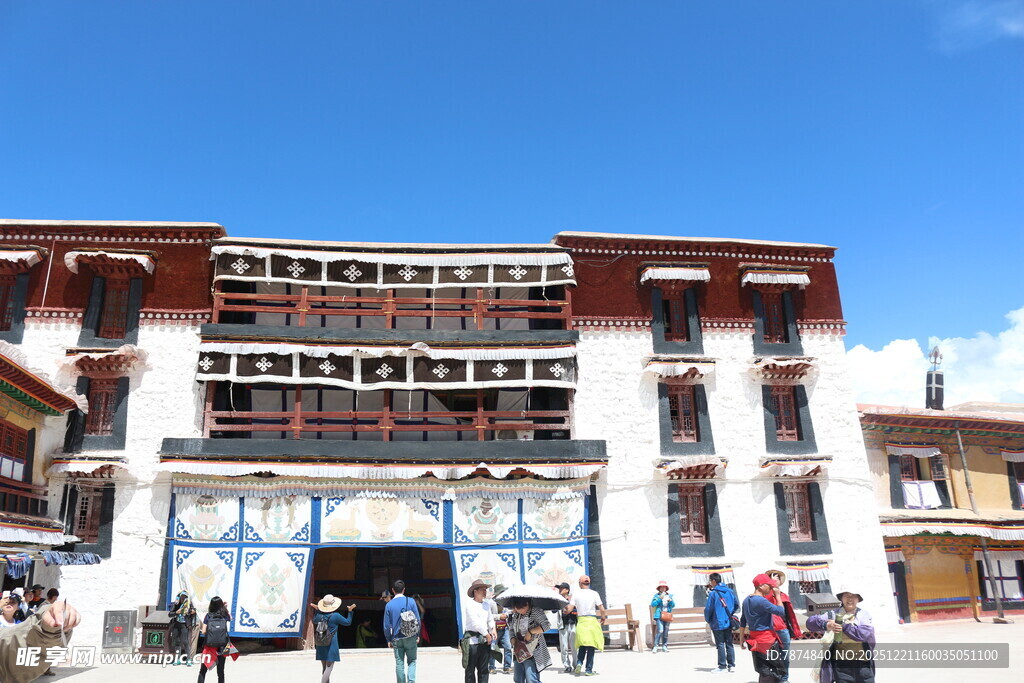 拉萨大昭寺前热闹景象