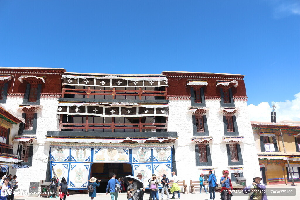 藏式风格建筑前的热闹场景