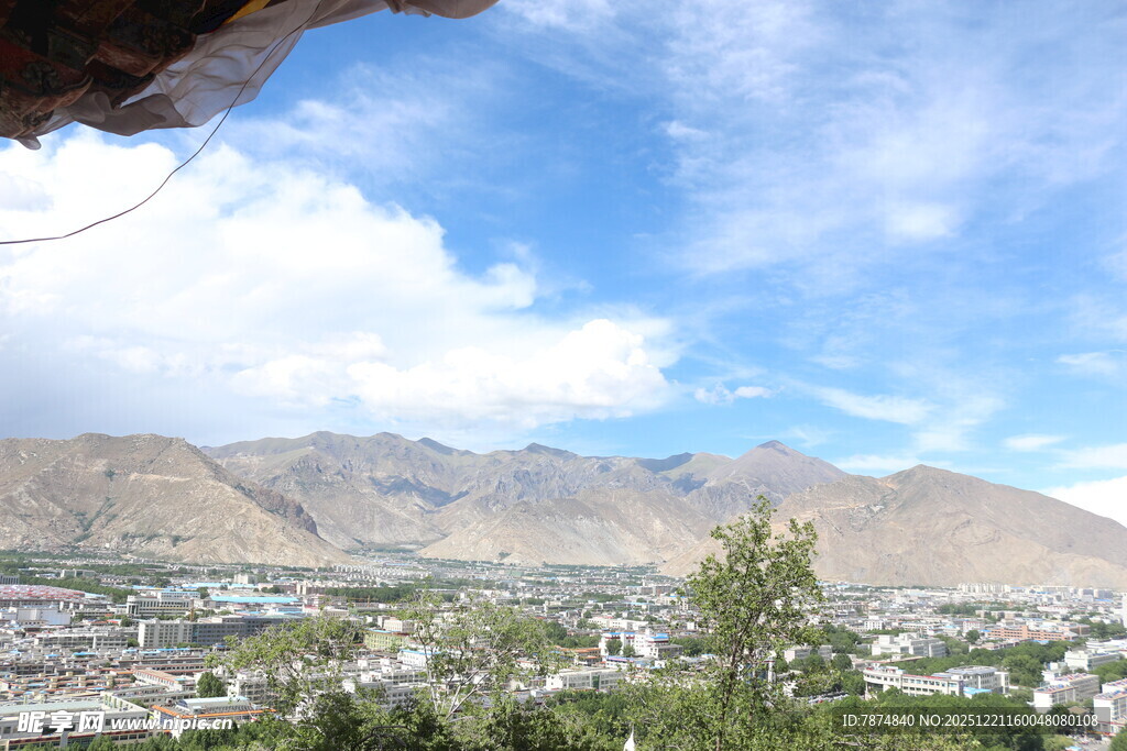 俯瞰山间城镇美景