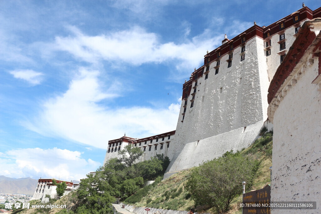 雄伟布达拉宫蓝天白云下