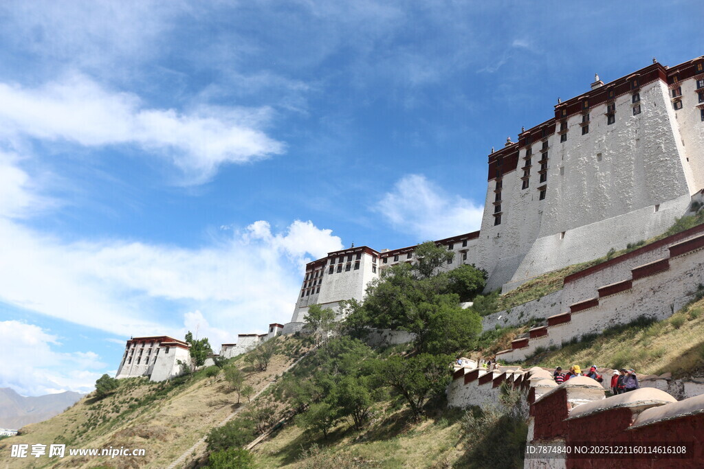 雄伟布达拉宫屹立于山坡