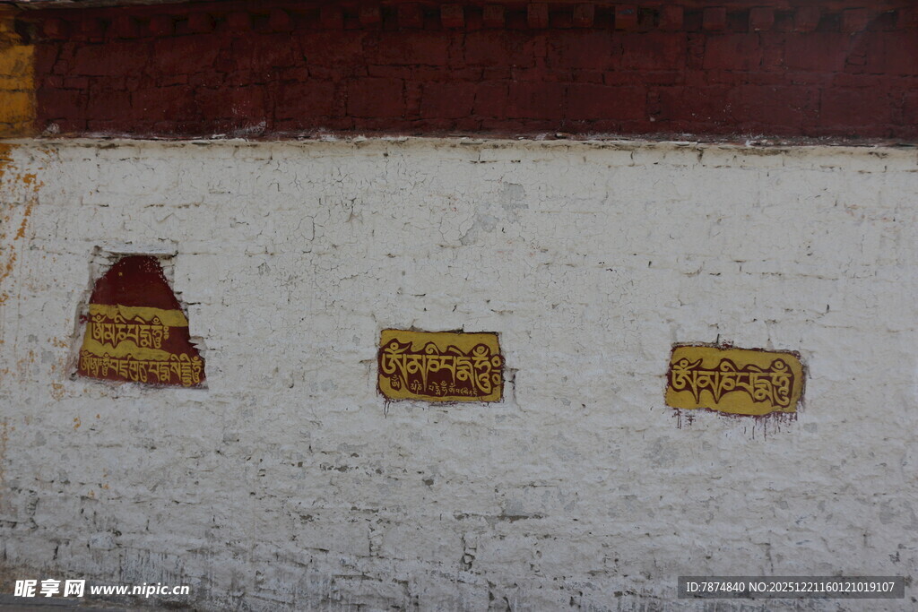 墙面旧损的装饰痕迹