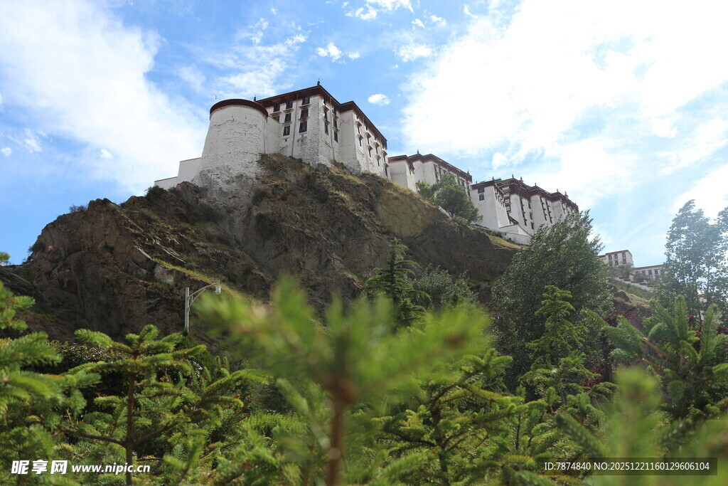 山上的古老建筑