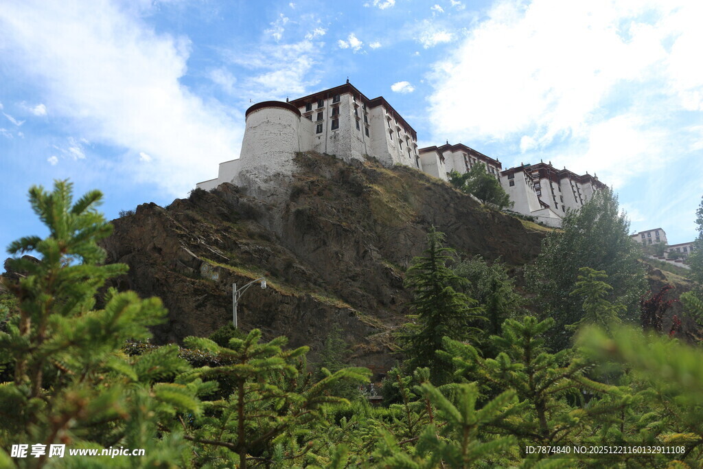 山巅上的古老宏伟建筑