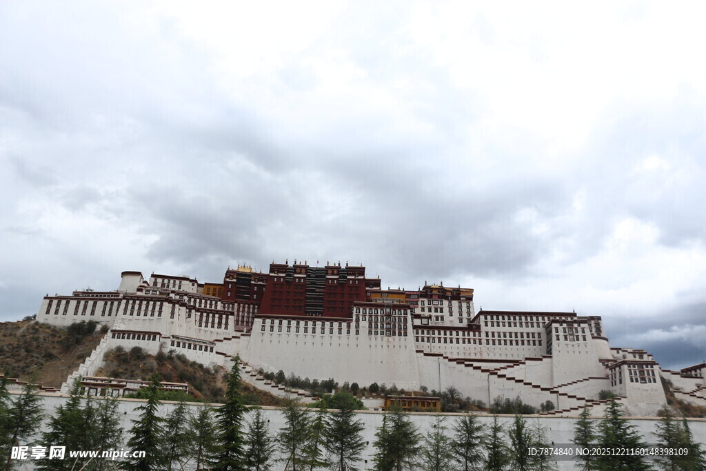 雄伟布达拉宫 云雾缭绕