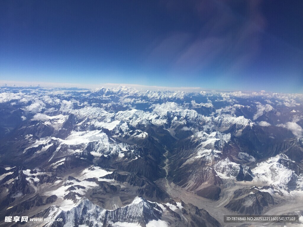 高空俯瞰壮丽雪山景观