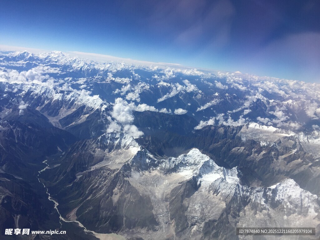 高空俯瞰壮丽雪山景观