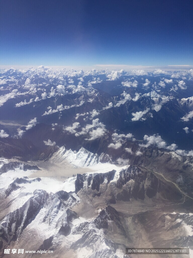 高空俯瞰壮丽雪山景观