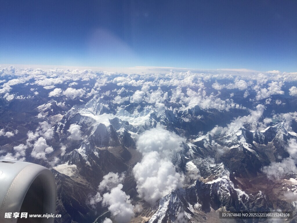 高空俯瞰壮丽雪山景观