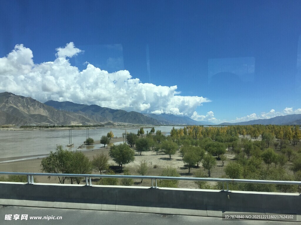 蓝天白云下的开阔风景